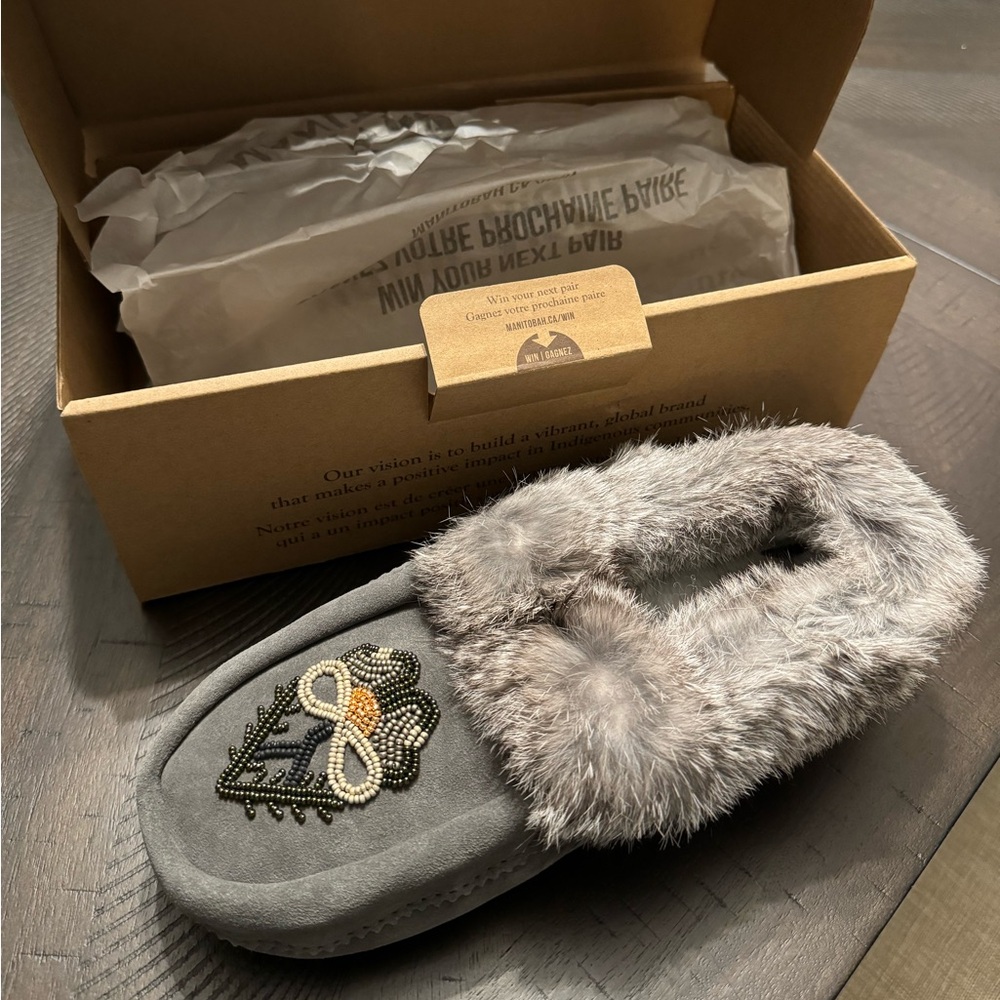 NWT Manitobah Tipi Moccasin Slipper Women’s size 9